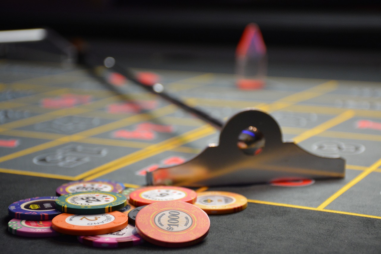 costway malette poker jetons poker ensemble de 300 jetons 2 jeux de cartes 5 des 1 bouton dealer mallette en aluminium noir